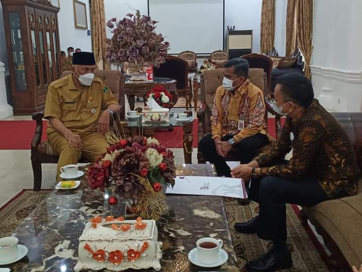 Gubernur Mahyeldi Minta OJK Kawal Konversi Bank Nagari ke Sistem Syariah