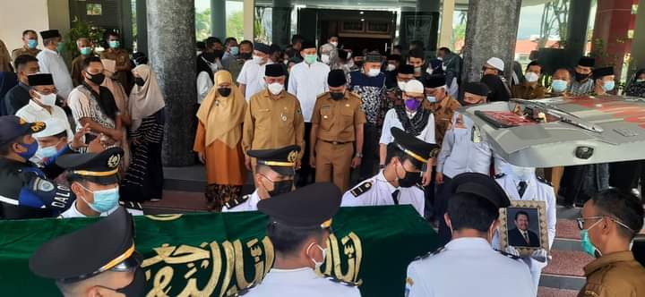 Gubernur Mahyeldi Pimpin Upacara Pelepasan Jenazah Rusdi Lubis: Tiru dan Pelihara Keteladanannya
