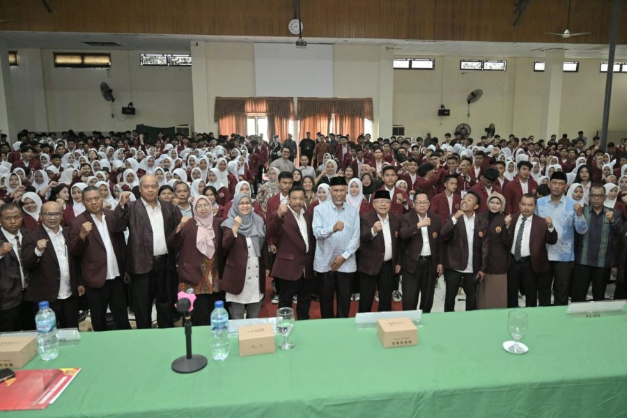 Gubernur Mahyeldi Pompa Semangat Ribuan Mahasiswa Baru Universitas Ekasakti