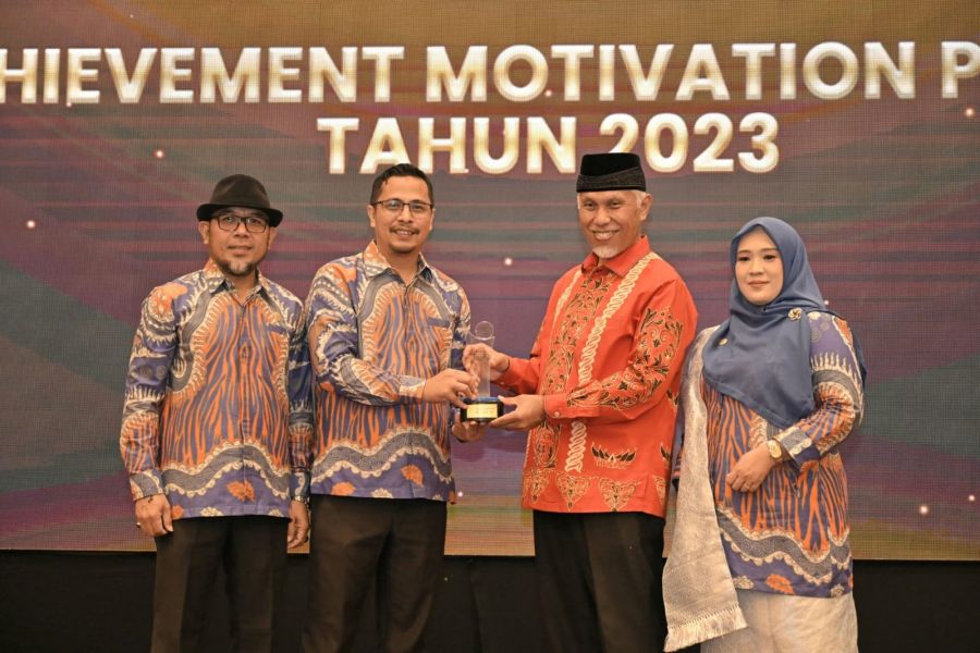 Gubernur Mahyeldi Raih Anugerah Tokoh Keterbukaan Informasi Sumbar 2023 dari KI Sumbar