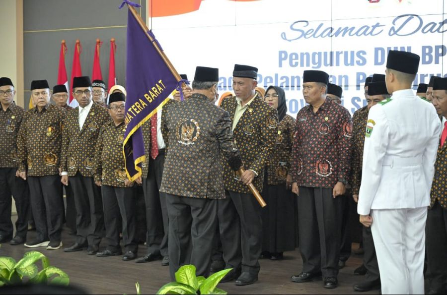 Gubernur Mahyeldi Resmi Dilantik sebagai Ketua Umum DHD BPK 45 Sumbar