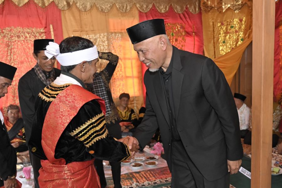 Gubernur Mahyeldi Saksikan Batagak Panghulu Datuak Rajo Endah Nan Randah Naik Sarumpun