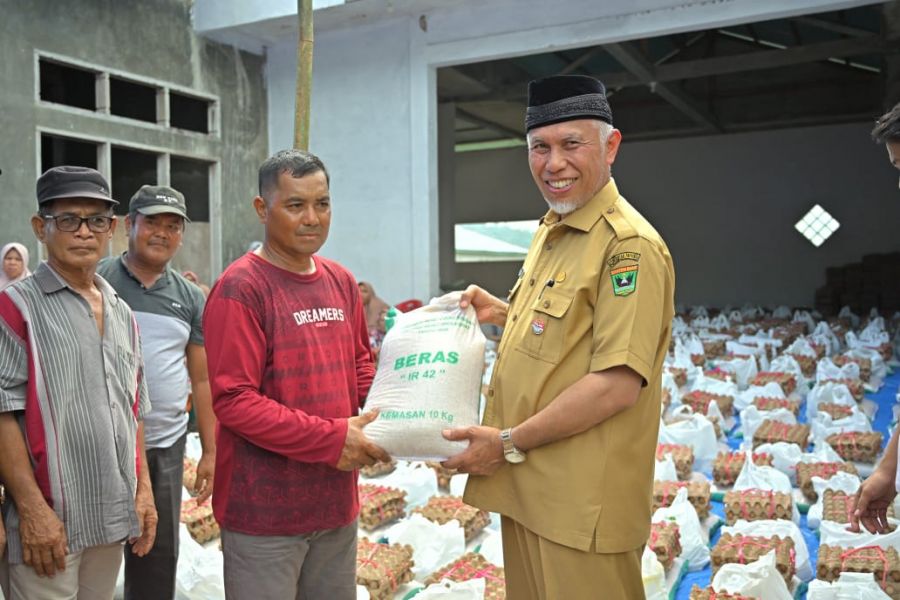 Gubernur Mahyeldi Salurkan 1.400 Paket Sembako untuk Daerah Pascabencana di Pessel