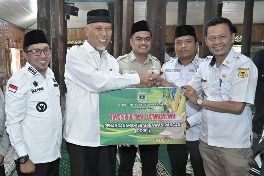 Gubernur Mahyeldi Salurkan 650 Paket Bantuan Pangan untuk Korban Terdampak Bencana di Tanah Datar