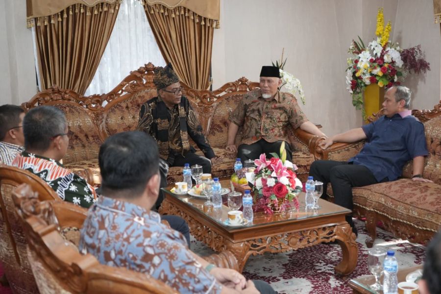 Gubernur Mahyeldi Sambut Kajati Sumbar yang Baru di Bandara Internasional Minangkabau
