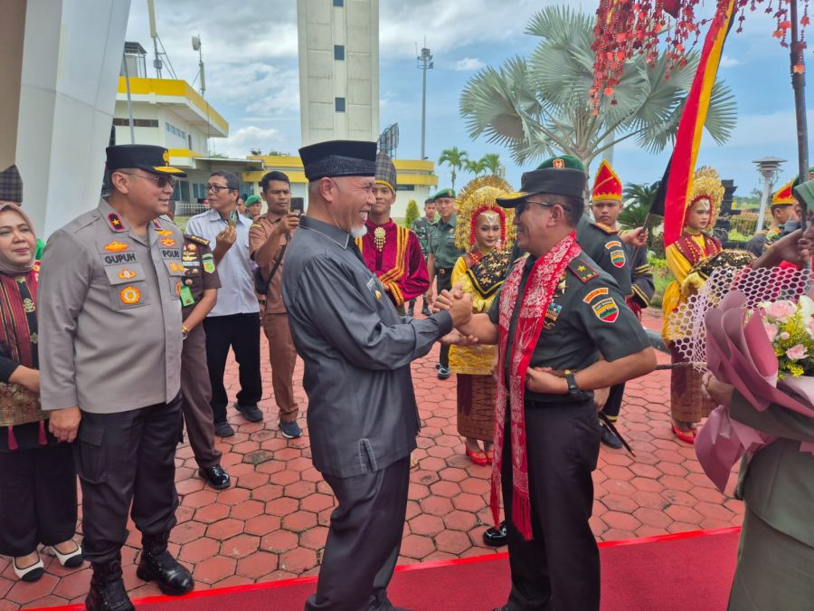 Gubernur Mahyeldi Sambut Kedatangan Danrem 032/Wirabraja yang Baru di VIP Bandara