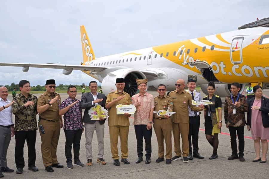 Gubernur Mahyeldi Sambut Penerbangan Perdana Rute Padang-Singapura Bersama Scoot Airlines
