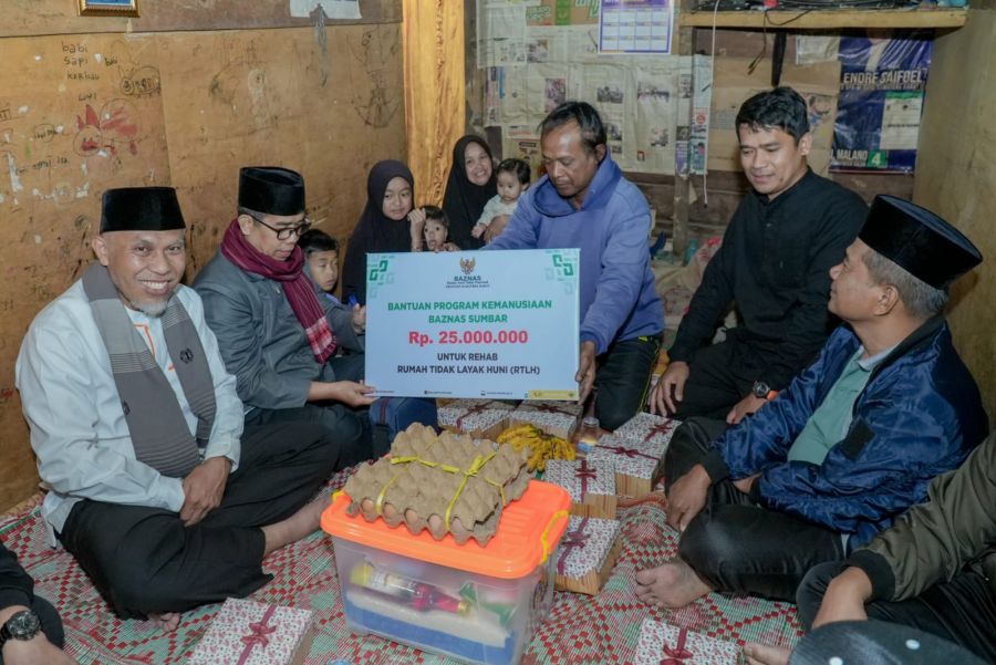 Gubernur Mahyeldi Serahkan Bantuan Rehab Rumah Tukang Ojek yang Memprihatinkan di Kabupaten Solok