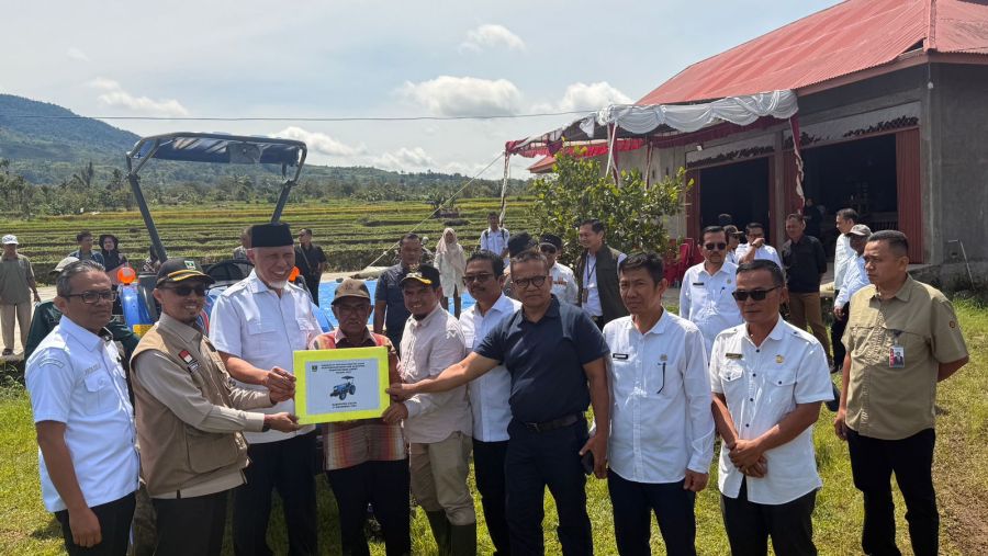 Gubernur Mahyeldi Serahkan Bantuan Alsintan untuk Kelompok Tani di Kabupaten Solok