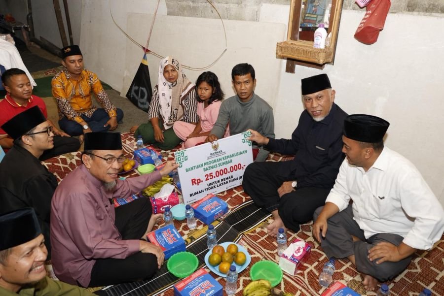 Gubernur Mahyeldi Serahkan Bantuan Bedah Rumah untuk Warga Koto Tangah