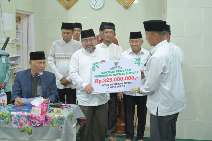 Gubernur Mahyeldi Serahkan Bantuan saat Safari Ramadan di Kota Solok