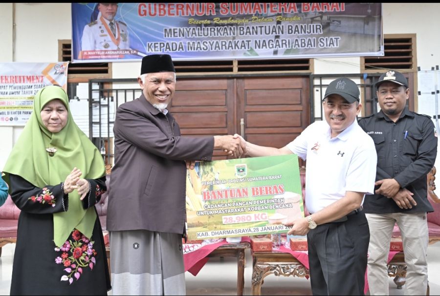 Gubernur Mahyeldi Serahkan Bantuan Beras Hampir 30 Ton untuk Warga Terdampak Banjir di Dharmasraya