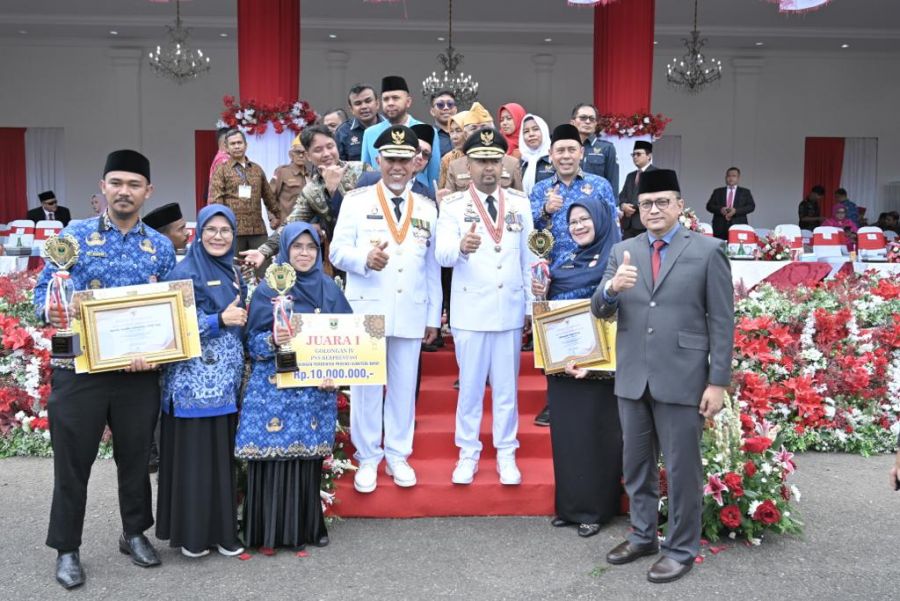 Gubernur Mahyeldi Serahkan Bonus Kepada Kafilah Berprestasi Prov. Sumbar