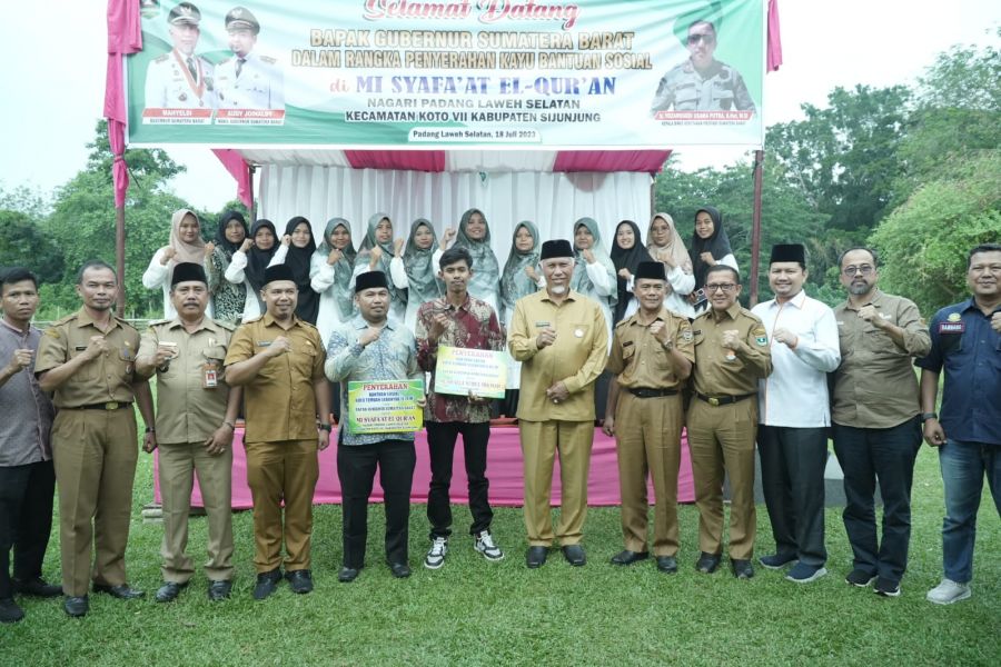 Gubernur Mahyeldi Serahkan Kayu Hasil Tangkapan untuk Pembangunan Mushalla