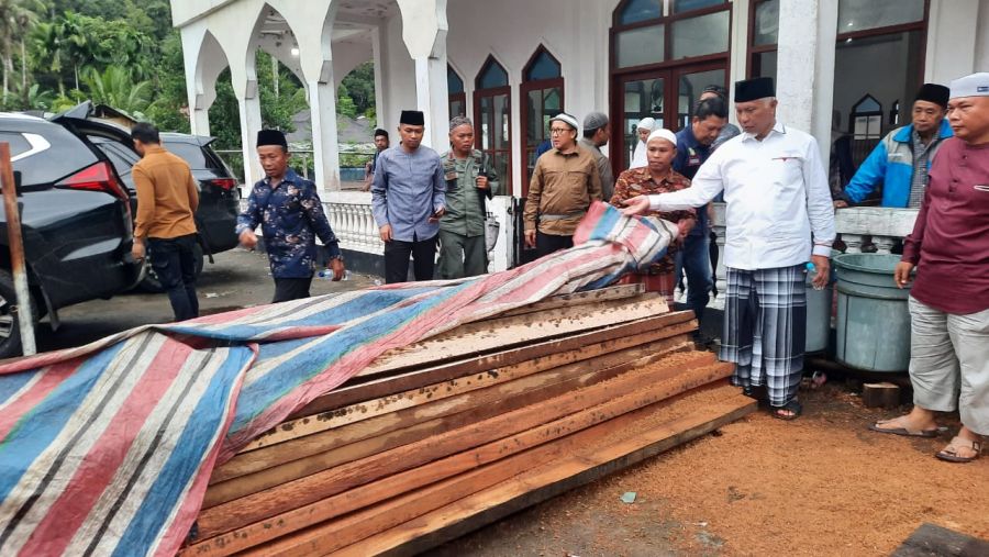 Gubernur Mahyeldi Serahkan Kayu Tak Bertuan Temuan Dishut Sumbar untuk Pembangunan Masjid di Pessel