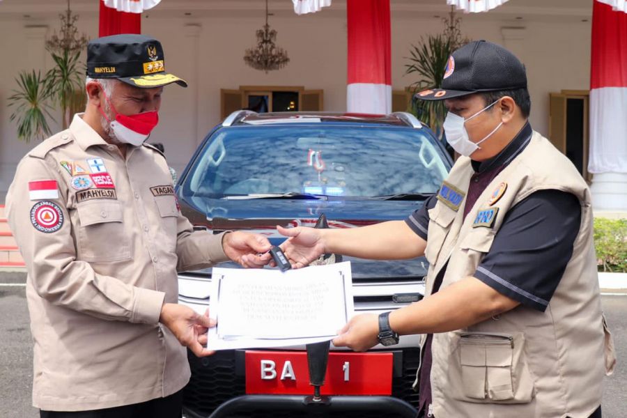 Gubernur Sumbar Serahkan Mobil Dinas Baru untuk Penanganan COVID-19, Operasional Pakai Mobil Pribadi
