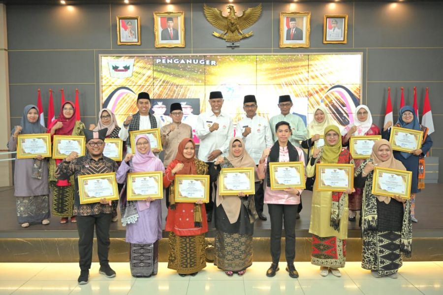 Gubernur Mahyeldi Serahkan Penghargaan bagi Para Guru dan Tendik Berprestasi Sumbar 2023