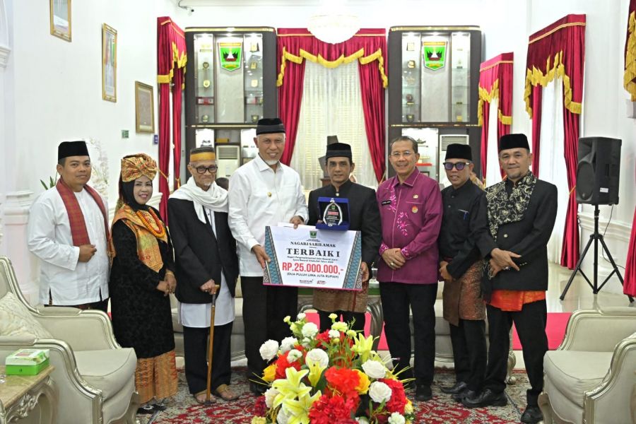 Gubernur Mahyeldi Serahkan Penghargaan bagi Nagari Terbaik dalam Pengimplementasian ABS-SBK 2024