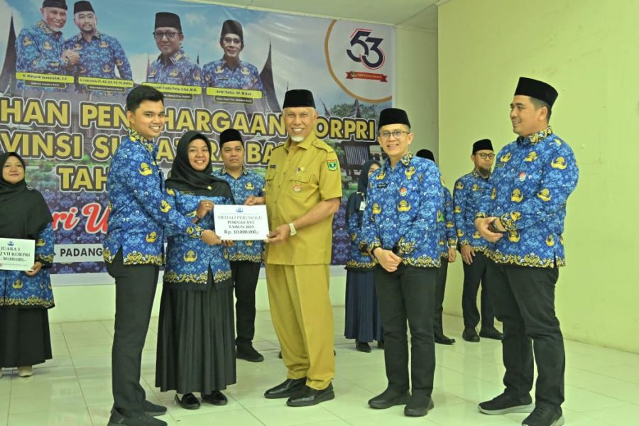 Gubernur Mahyeldi Serahkan Penghargaan dan Bonus bagi Anggota Korpri Sumbar Berprestasi