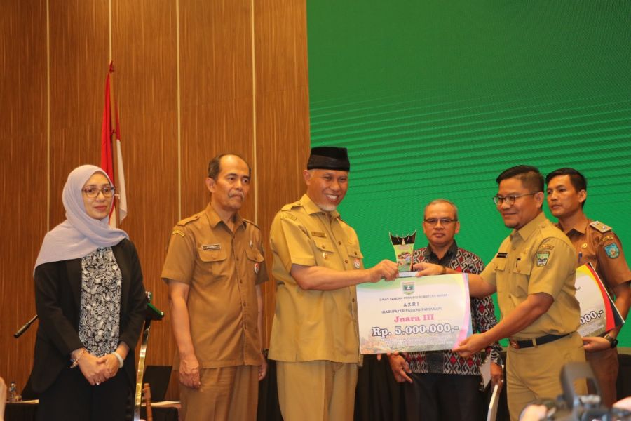 Gubernur Mahyeldi Serahkan Penghargaan Adhikarya Pangan Nusantara Tingkat Pemprov Sumbar