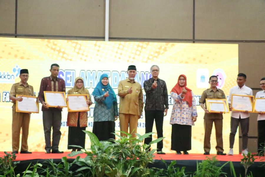 Gubernur Mahyeldi Serahkan Piagam Penghargaan ke SMP-SMA Sekolah Siaga Kependudukan (SSK) se-Sumbar