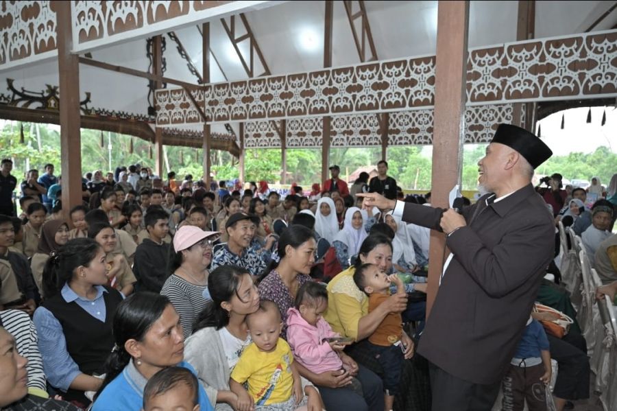 Gubernur Mahyeldi Serahkan PMT dan Salurkan Alat Kesehatan untuk Masyarakat Mentawai