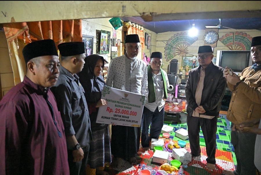 Gubernur Mahyeldi Singgah dan Sahur di Rumah Warga, Antar Bantuan Rehab Rumah dan Berikan Tausiah
