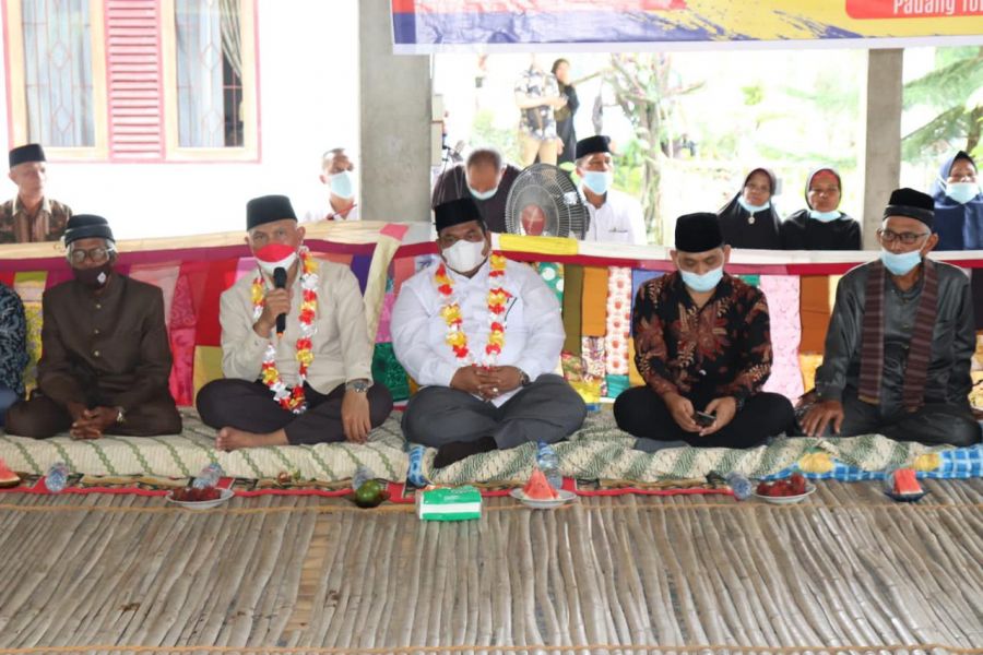 Gubernur Mahyeldi Beri 