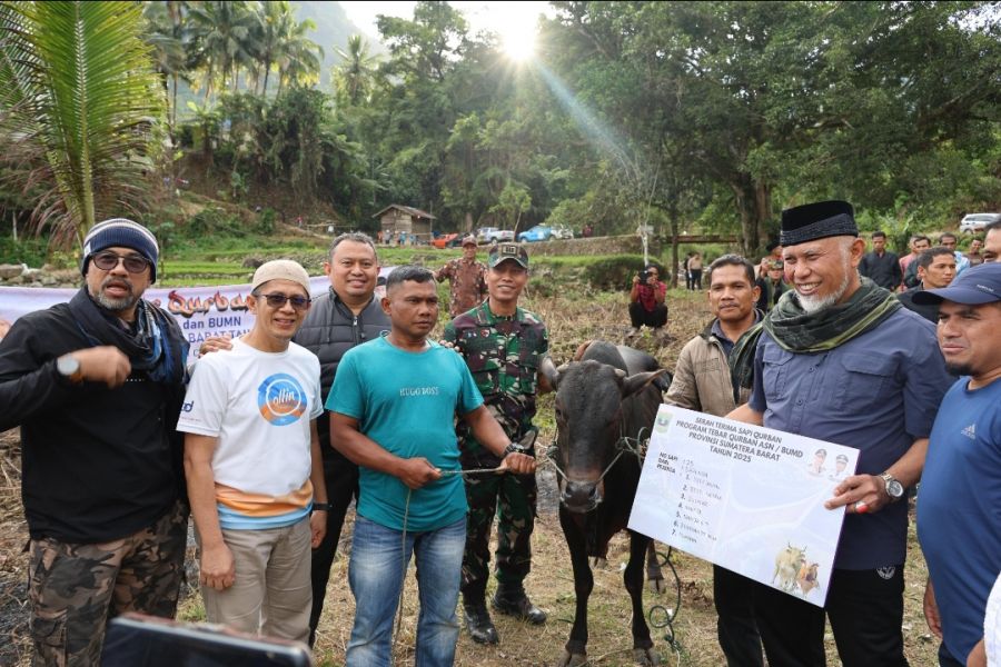 Gubernur Mahyeldi Tebar Bantuan untuk Masyarakat Nagari Tanjung Balik Sumiso Kabupaten Solok