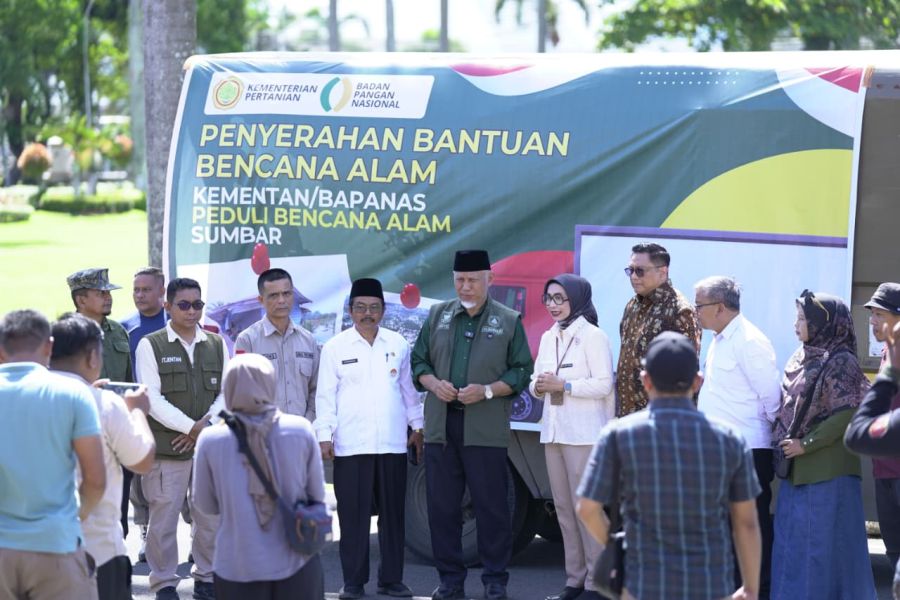 Gubernur Mahyeldi Terima Bantuan Kemanusiaan Tahap II dari Kementan untuk Korban Bencana di Sumbar 