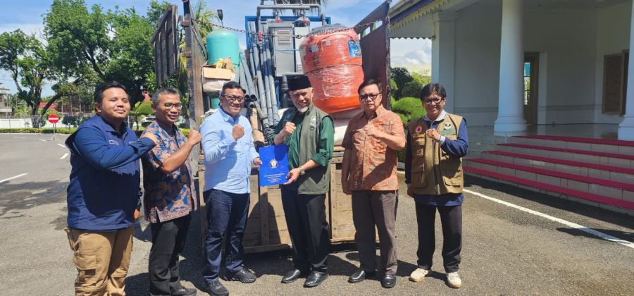 Gubernur Mahyeldi Terima Bantuan Mesin Penjernih Air dari UNDIP untuk Warga Terdampak Bencana