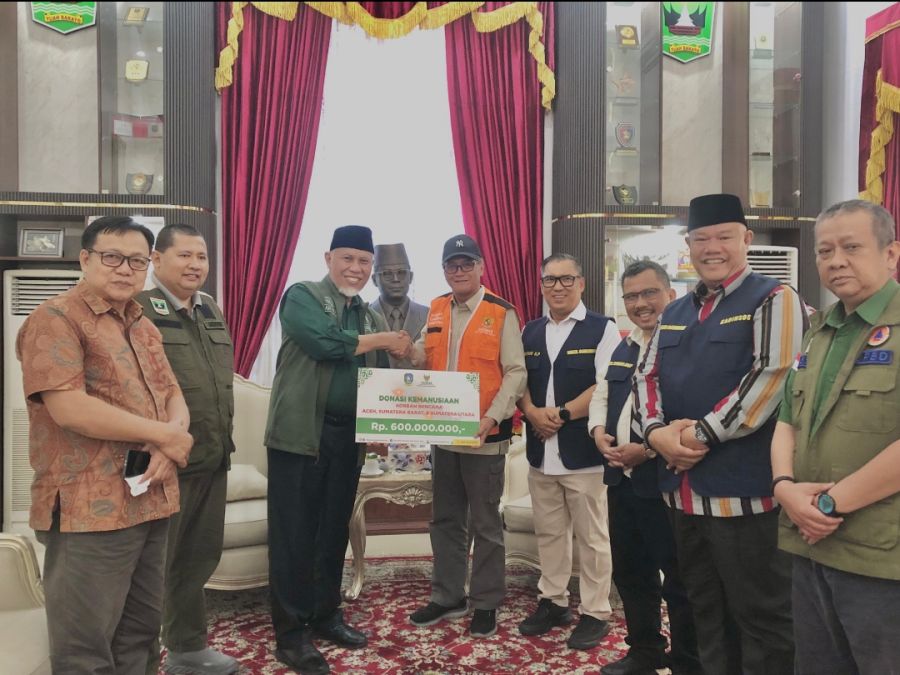 Gubernur Mahyeldi Terima Bantuan Rp1,15 Miliar dari Pemprov Kepri untuk Korban Banjir Bandang