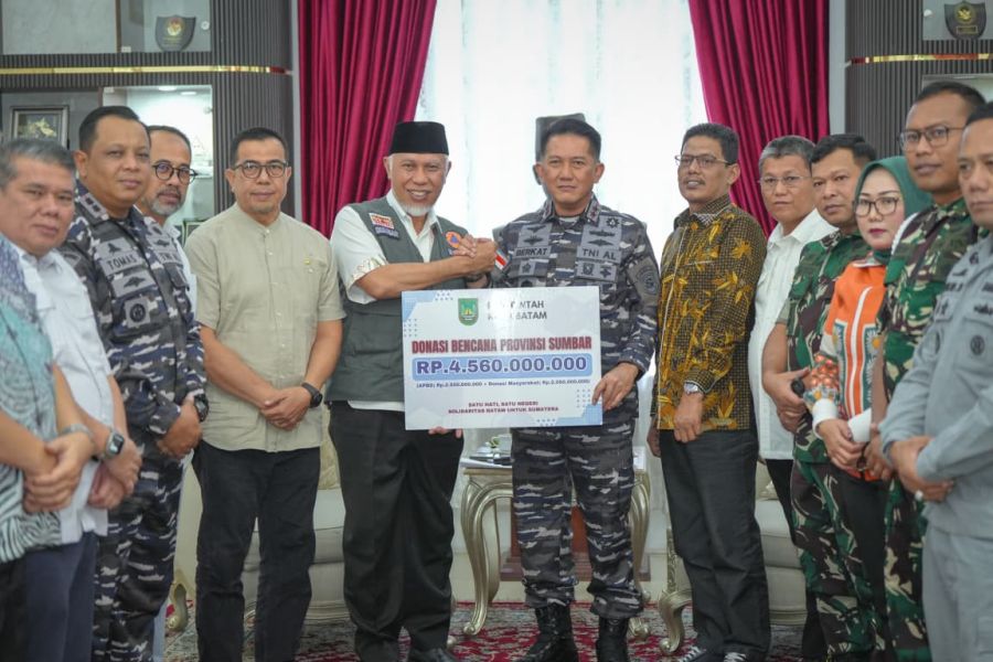 Gubernur Mahyeldi Terima Bantuan Rp4,56 Miliar dari Batam untuk Warga Terdampak Bencana