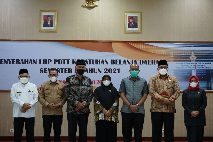 Gubernur Mahyeldi Terima LHP PDTT Kepatuhan Belanja Daerah Semester II 2021