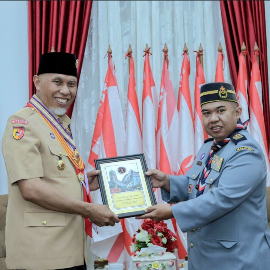 Gubernur Mahyeldi Terima Penghargaan dari Pengakap Negeri Sabah, Malaysia