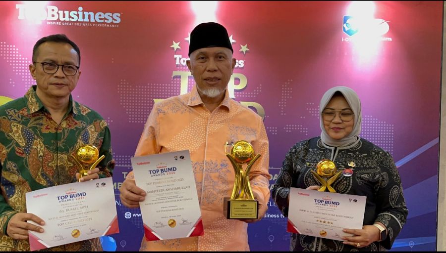 Gubernur Mahyeldi Raih Penghargaan Top Pembina BUMD Award 2025, RSAM Bukittinggi Top BUMD Bintang 5