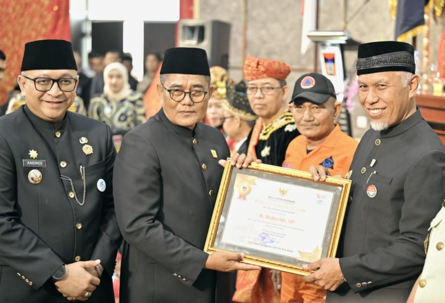 Gubernur Mahyeldi Terima Penghargaan & Pin Emas Tokoh Masyarakat dalam Peringatan HJK Padang ke-355