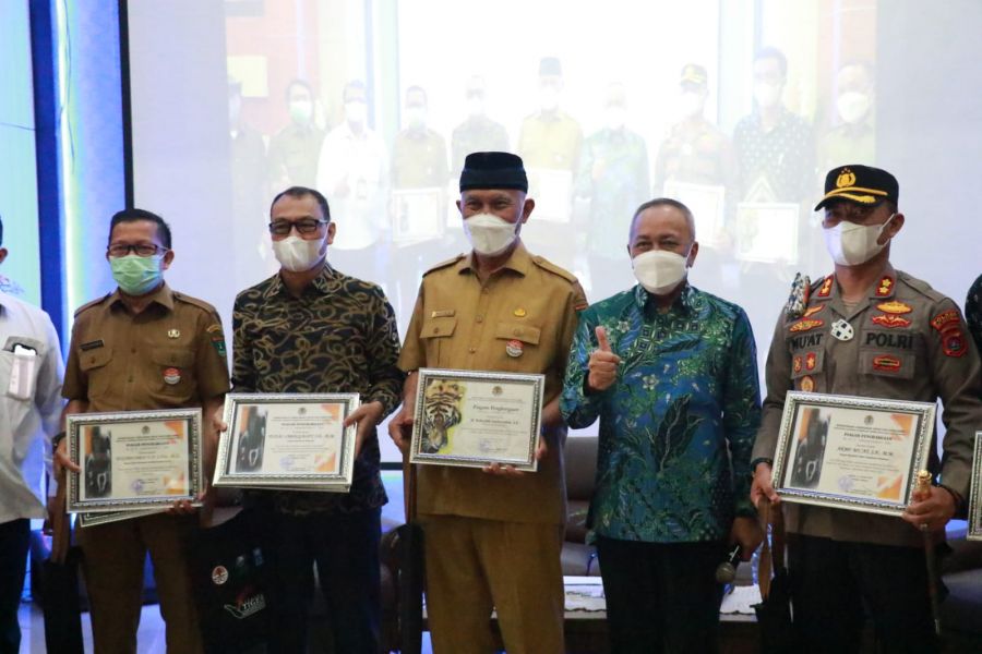 Gubernur Mahyeldi Terima Penghargaan atas Dukungan Konservasi Harimau Sumatra
