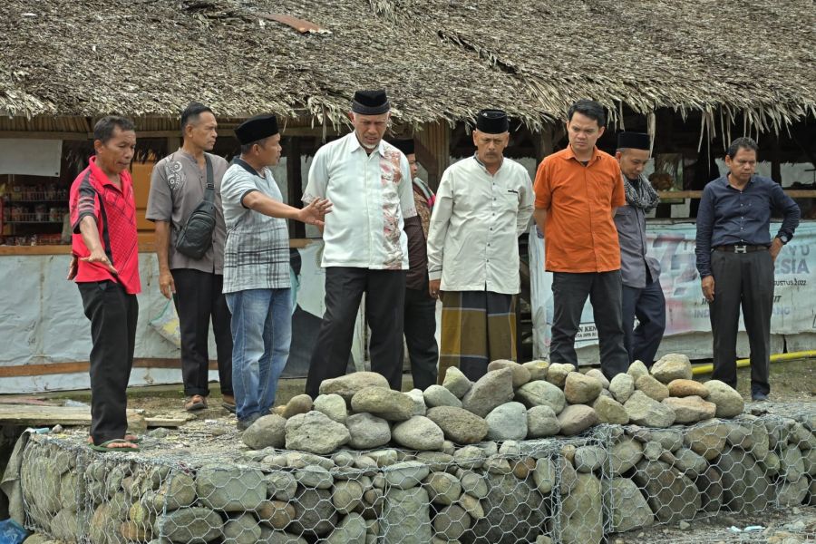 Gubernur Mahyeldi Tinjau Kerusakan Jembatan Pasar Tandikek Kabupaten Padang Pariaman