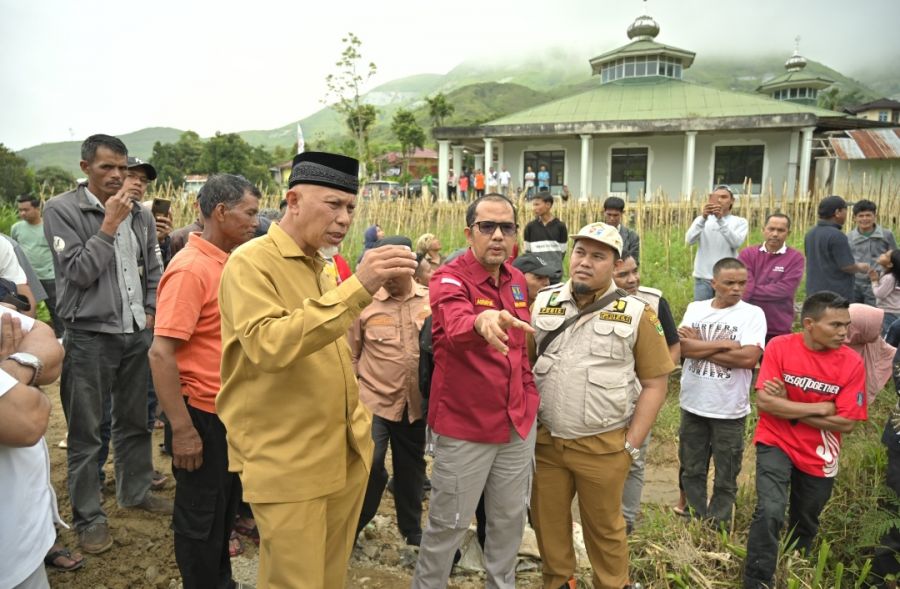 Gubernur Mahyeldi Tinjau Lokasi Rencana Pembangunan Jembatan di Koto Baru Aie Dingin