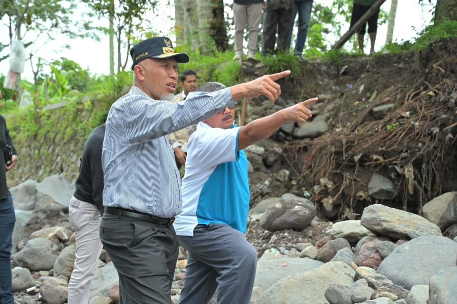 Gubernur Mahyeldi Tinjau Sejumlah Titik Kawasan Terdampak Banjir dan Lonsor di 3 Kabupaten di Sumbar