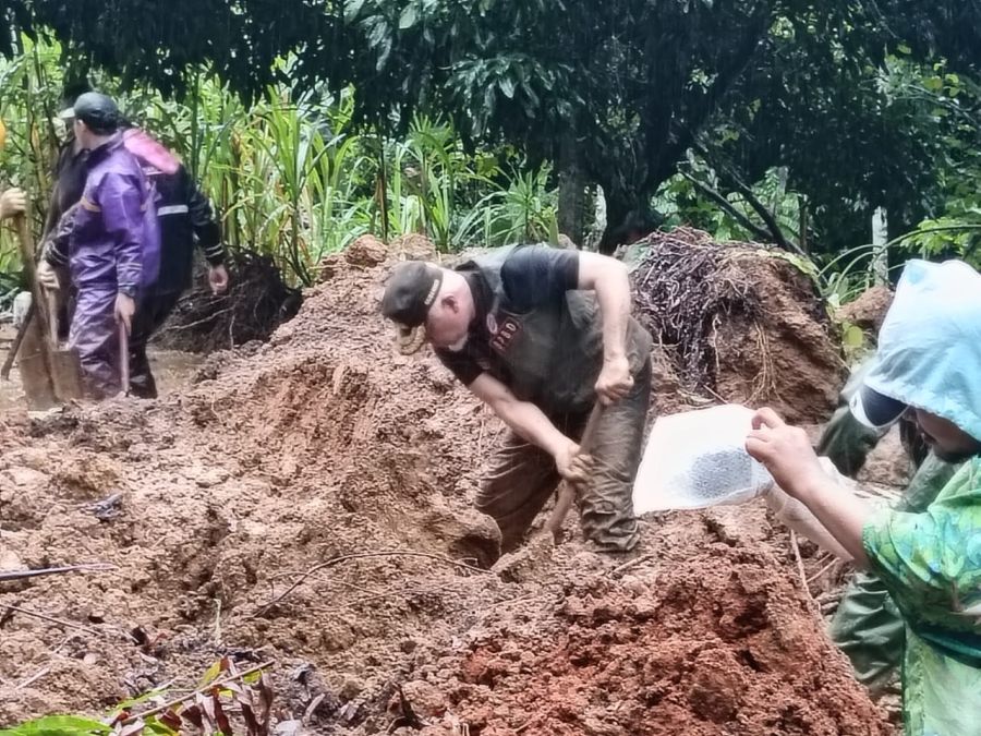 Gubernur Mahyeldi Turun Tangan Bersihkan Material Longsor di Malalak