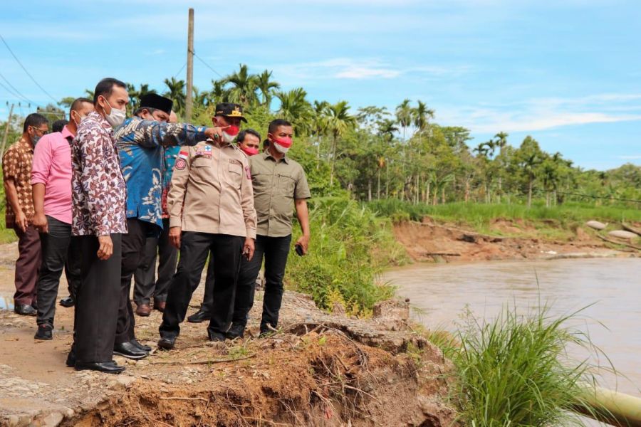 Gubernur Mahyeldi Upayakan Jalan Terban di Nagari Sungai Buluh Timur Dibantu Balai Sungai