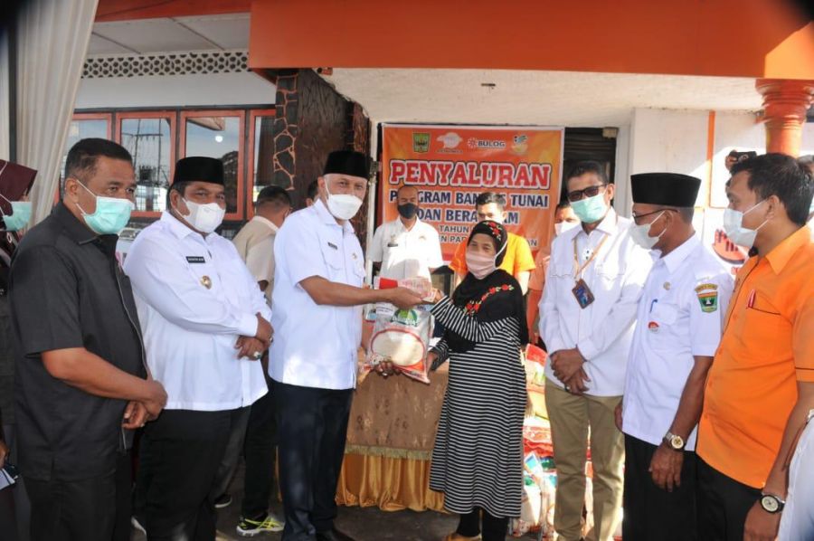 Gubernur Mahyeldi: Bantuan Sosial Bantu Tingkatkan Imun Masyarakat