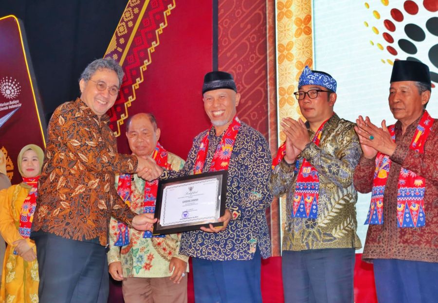 Gubernur Sumatera Barat Terima Sertifikat Penetapan 19 WBTb Indonesia 2022