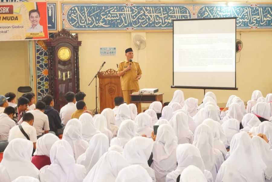 Gubernur Sumbar Beri Edukasi ABS-SBK di SMAN 1 Padang