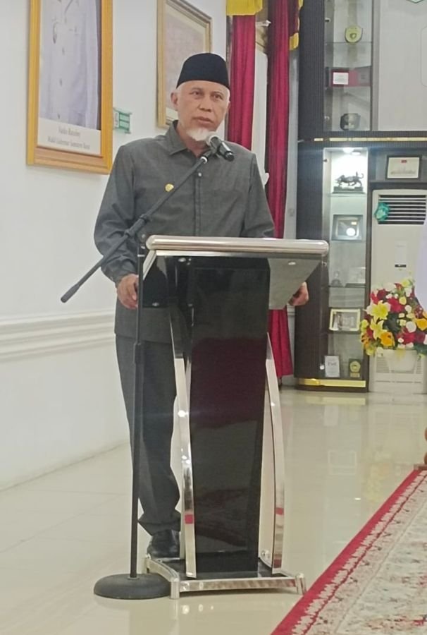 Gubernur Sumbar Bersama IMLF Salurkan Buku Sastra Klasik Tamil Senilai Rp230 Juta