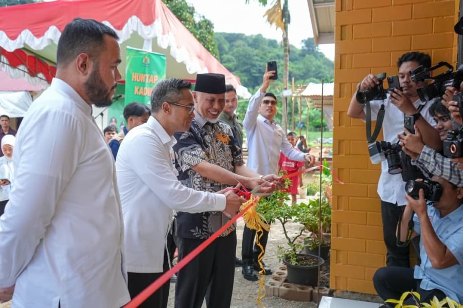 Gubernur Sumbar Bersama Ketum KADIN Indonesia Resmikan Huntap Batu Busuak