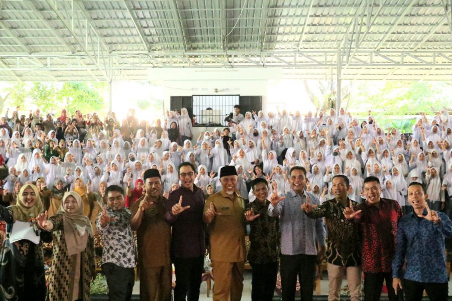 Gubernur Sumbar Buka FGD Penyiaran Sehat Untuk Pelajar Sumbar di SMKN 7