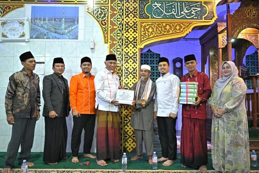 Gubernur Sumbar Iktikaf dan Serahkan Bantuan di Masjid Bersejarah